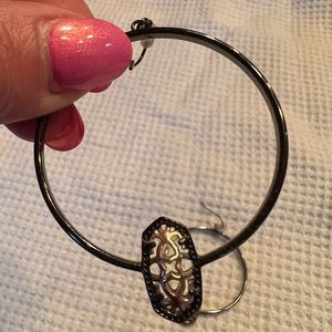 Kendra Scott Elora frontal hoop earrings- black and gold